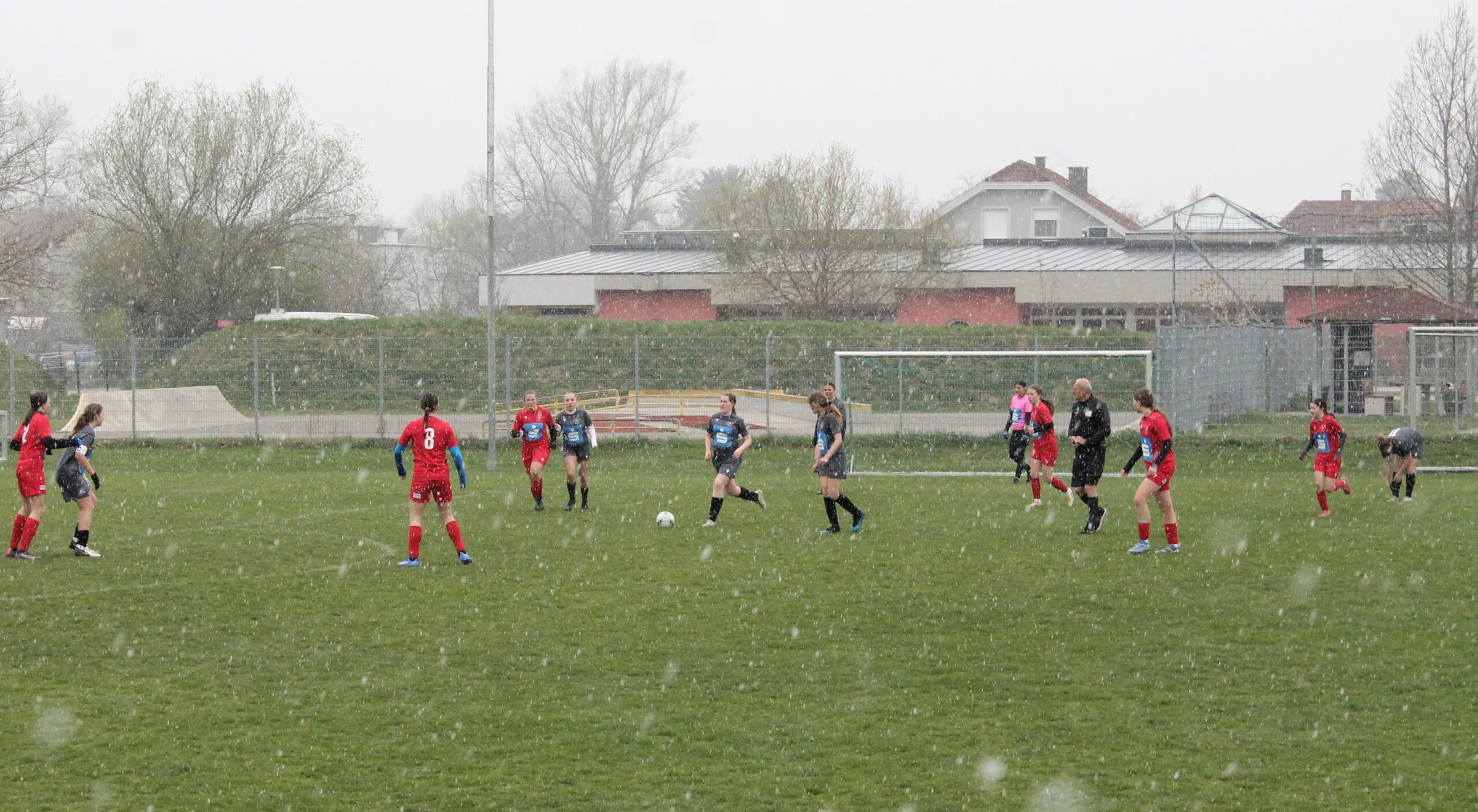 Fußball-Mädchen brillieren bei „eisigem“ Bezirksturnier